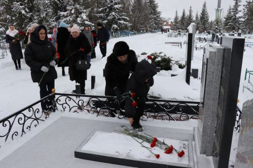 Нурлатцы возложили цветы к бюсту и на могилу Тимирзянова Закия Тимирзяновича