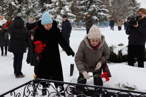 Нурлатцы возложили цветы к бюсту и на могилу Тимирзянова Закия Тимирзяновича