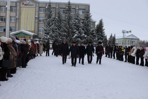 Нурлатцы возложили цветы к бюсту и на могилу Тимирзянова Закия Тимирзяновича