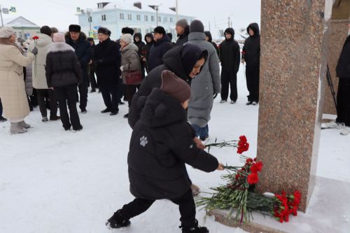 Нурлатцы возложили цветы к бюсту и на могилу Тимирзянова Закия Тимирзяновича