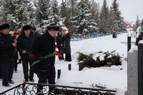 Нурлатцы возложили цветы к бюсту и на могилу Тимирзянова Закия Тимирзяновича