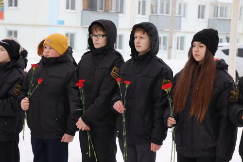 Нурлатцы возложили цветы к бюсту и на могилу Тимирзянова Закия Тимирзяновича