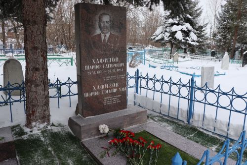 Нурлатцы возложили цветы к бюсту и на могилу Тимирзянова Закия Тимирзяновича