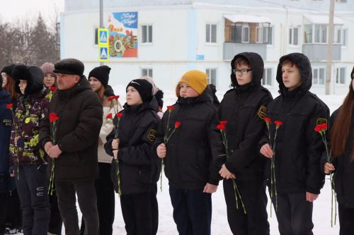 Нурлатцы возложили цветы к бюсту и на могилу Тимирзянова Закия Тимирзяновича
