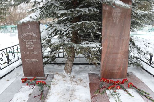 Нурлатцы возложили цветы к бюсту и на могилу Тимирзянова Закия Тимирзяновича