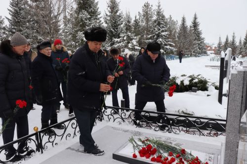 Нурлатцы возложили цветы к бюсту и на могилу Тимирзянова Закия Тимирзяновича