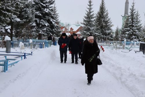 Нурлатцы возложили цветы к бюсту и на могилу Тимирзянова Закия Тимирзяновича
