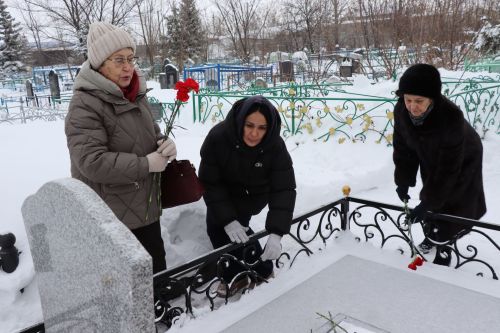 Нурлатцы возложили цветы к бюсту и на могилу Тимирзянова Закия Тимирзяновича
