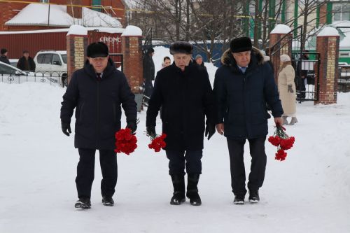 Нурлатцы возложили цветы к бюсту и на могилу Тимирзянова Закия Тимирзяновича