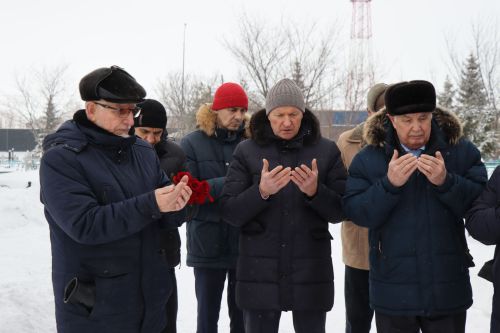 Нурлатцы возложили цветы к бюсту и на могилу Тимирзянова Закия Тимирзяновича