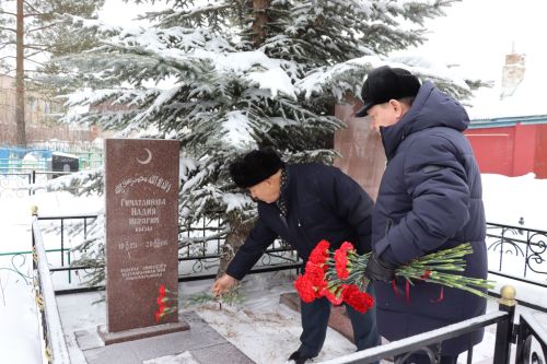 Нурлатцы возложили цветы к бюсту и на могилу Тимирзянова Закия Тимирзяновича