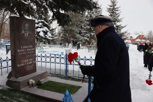 Нурлатцы возложили цветы к бюсту и на могилу Тимирзянова Закия Тимирзяновича
