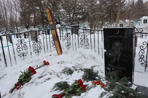 Нурлатцы возложили цветы к бюсту и на могилу Тимирзянова Закия Тимирзяновича