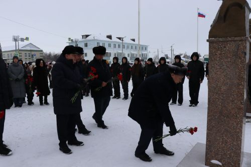 Нурлатцы возложили цветы к бюсту и на могилу Тимирзянова Закия Тимирзяновича