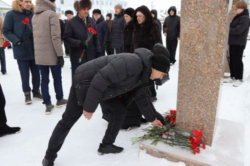 Нурлатцы возложили цветы к бюсту и на могилу Тимирзянова Закия Тимирзяновича