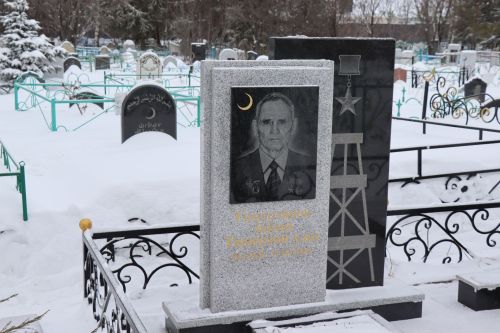 Нурлатцы возложили цветы к бюсту и на могилу Тимирзянова Закия Тимирзяновича