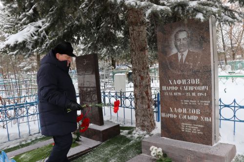 Нурлатцы возложили цветы к бюсту и на могилу Тимирзянова Закия Тимирзяновича