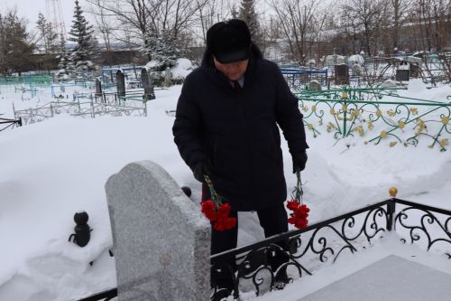 Нурлатцы возложили цветы к бюсту и на могилу Тимирзянова Закия Тимирзяновича