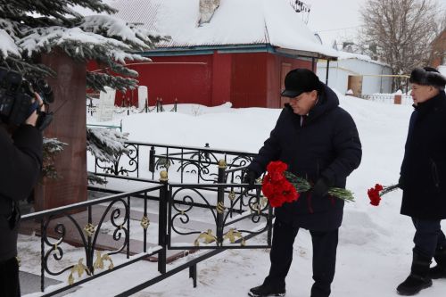 Нурлатцы возложили цветы к бюсту и на могилу Тимирзянова Закия Тимирзяновича