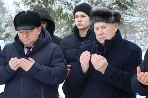 Нурлатцы возложили цветы к бюсту и на могилу Тимирзянова Закия Тимирзяновича