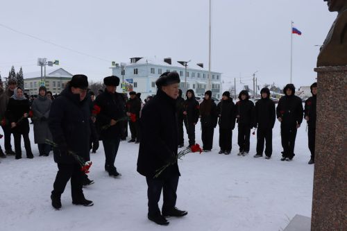 Нурлатцы возложили цветы к бюсту и на могилу Тимирзянова Закия Тимирзяновича