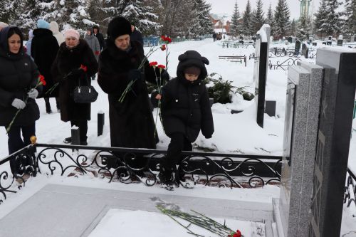 Нурлатцы возложили цветы к бюсту и на могилу Тимирзянова Закия Тимирзяновича