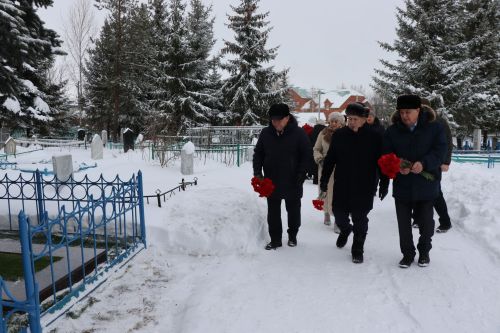Нурлатцы возложили цветы к бюсту и на могилу Тимирзянова Закия Тимирзяновича