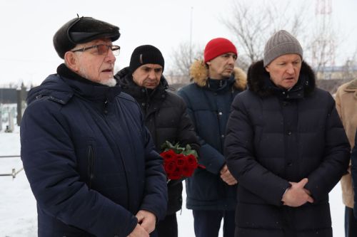 Нурлатцы возложили цветы к бюсту и на могилу Тимирзянова Закия Тимирзяновича