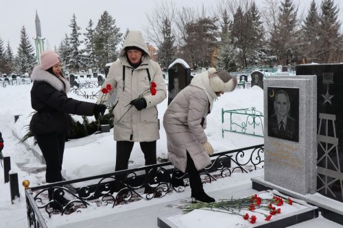 Нурлатцы возложили цветы к бюсту и на могилу Тимирзянова Закия Тимирзяновича