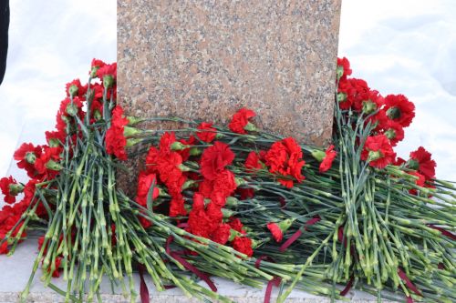 Нурлатцы возложили цветы к бюсту и на могилу Тимирзянова Закия Тимирзяновича