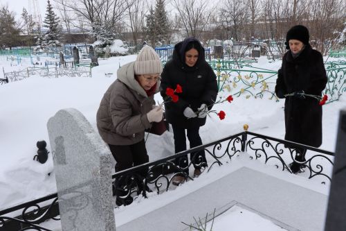 Нурлатцы возложили цветы к бюсту и на могилу Тимирзянова Закия Тимирзяновича
