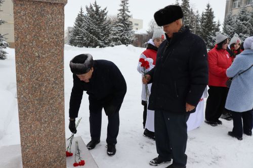 Нурлатцы возложили цветы к бюсту и на могилу Тимирзянова Закия Тимирзяновича