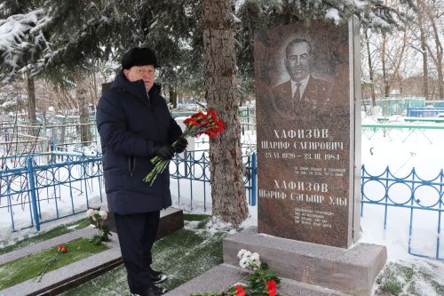 Нурлатцы возложили цветы к бюсту и на могилу Тимирзянова Закия Тимирзяновича