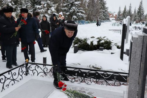 Нурлатцы возложили цветы к бюсту и на могилу Тимирзянова Закия Тимирзяновича