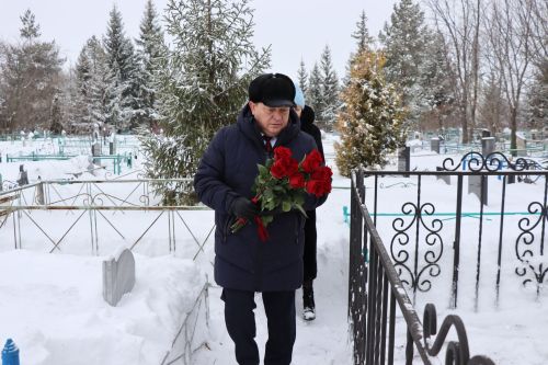 Нурлатцы возложили цветы к бюсту и на могилу Тимирзянова Закия Тимирзяновича