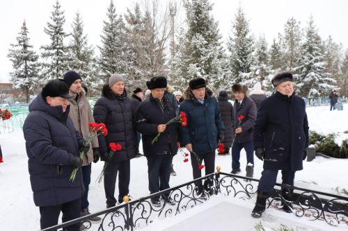 Нурлатцы возложили цветы к бюсту и на могилу Тимирзянова Закия Тимирзяновича