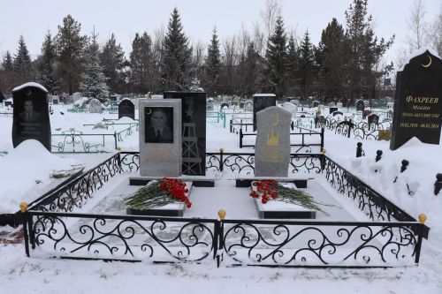 Нурлатцы возложили цветы к бюсту и на могилу Тимирзянова Закия Тимирзяновича