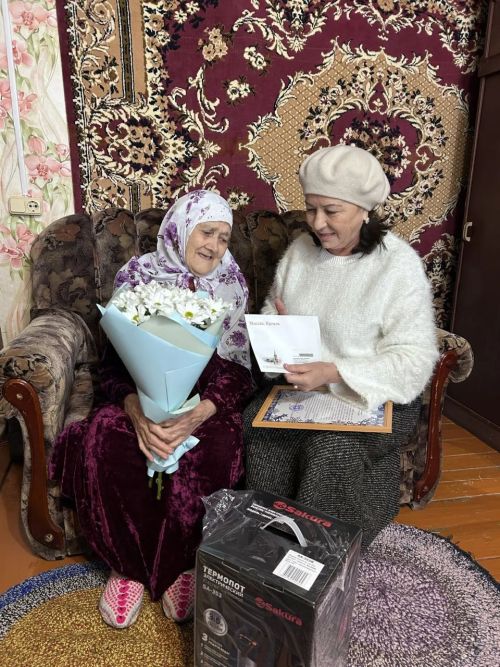 Труженицу тыла из Нурлата поздравили с 95-летием