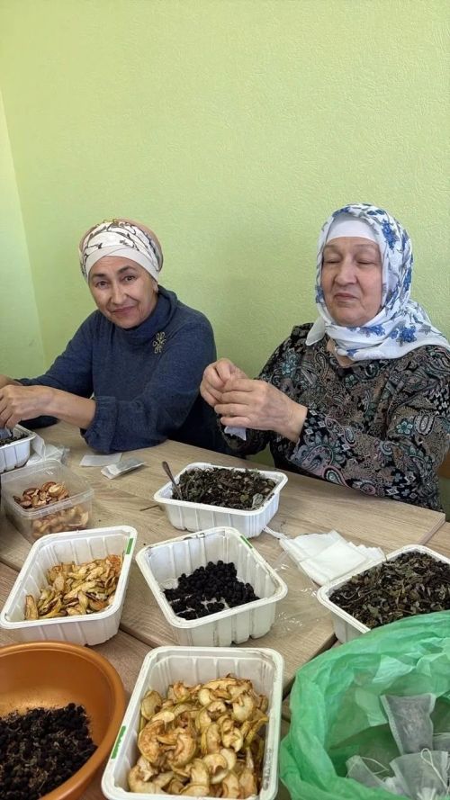 Волонтеры Нурлата изготовили 5 тысяч пакетиков маминого чая для фронта