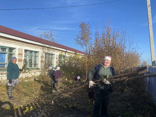 В деревне Бикулово прошел субботник у бывшей школы