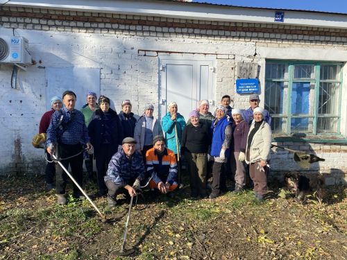 В деревне Бикулово прошел субботник у бывшей школы