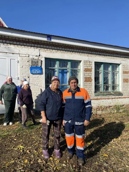 В деревне Бикулово прошел субботник у бывшей школы