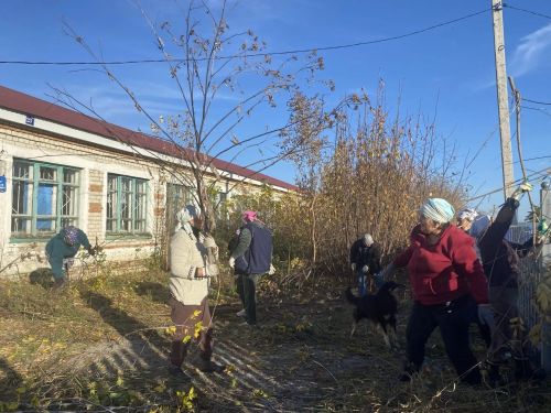 В деревне Бикулово прошел субботник у бывшей школы