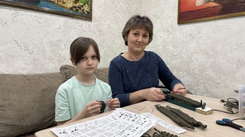 Семья из Нурлата отправит на передовую новую партию браслетов