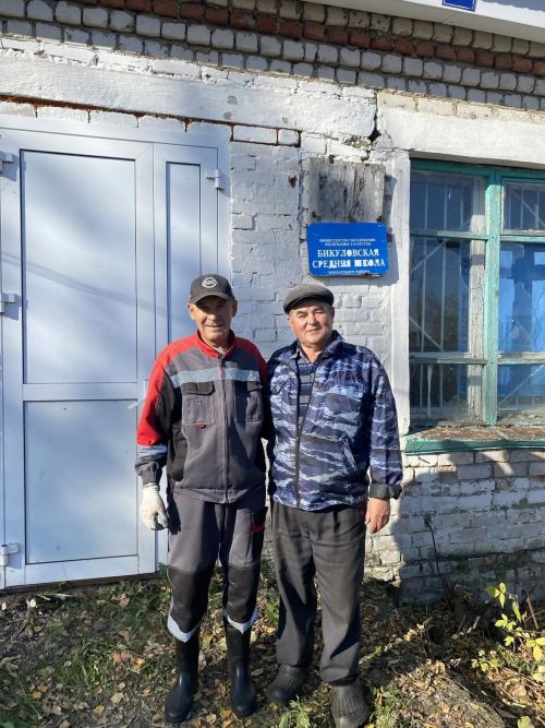 В деревне Бикулово прошел субботник у бывшей школы