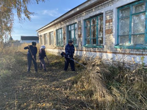 В деревне Бикулово прошел субботник у бывшей школы