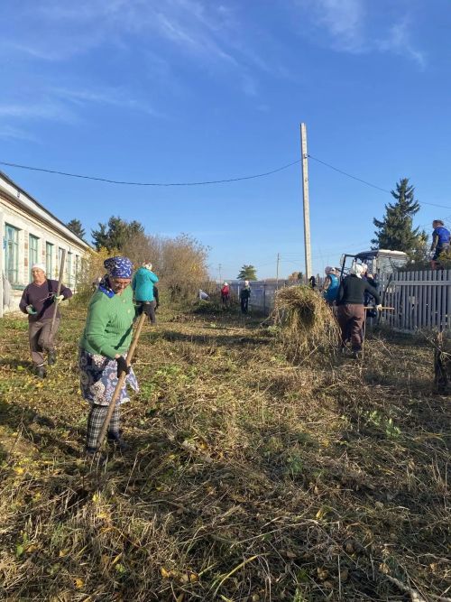 В деревне Бикулово прошел субботник у бывшей школы