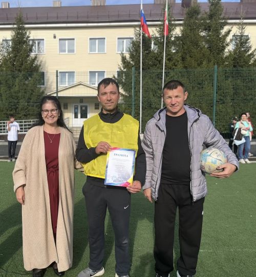 Папы школьников сыграли в футбол ко Дню отца