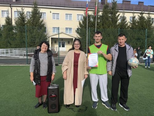 Папы школьников сыграли в футбол ко Дню отца