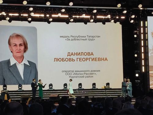 Раис РТ вручил медаль нурлатской доярке Любови Даниловой